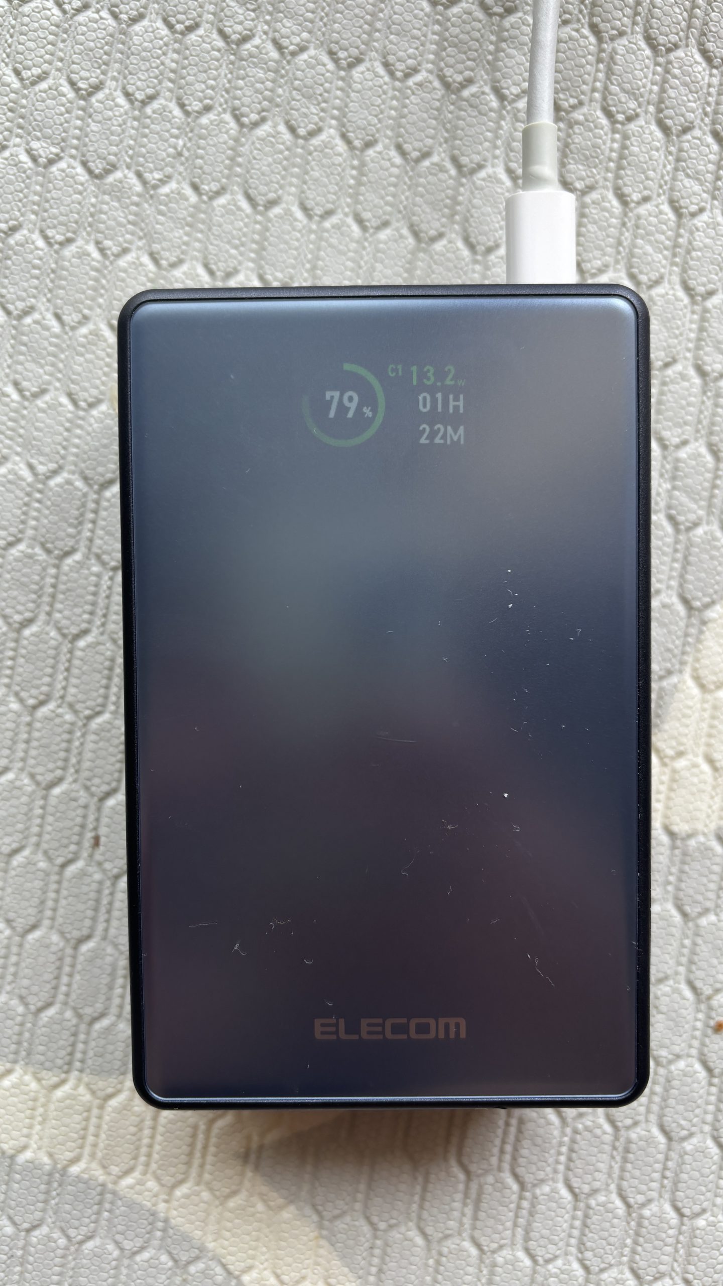 エレコムのモバイルバッテリーが11時34分に79％・13.2W入力を表示