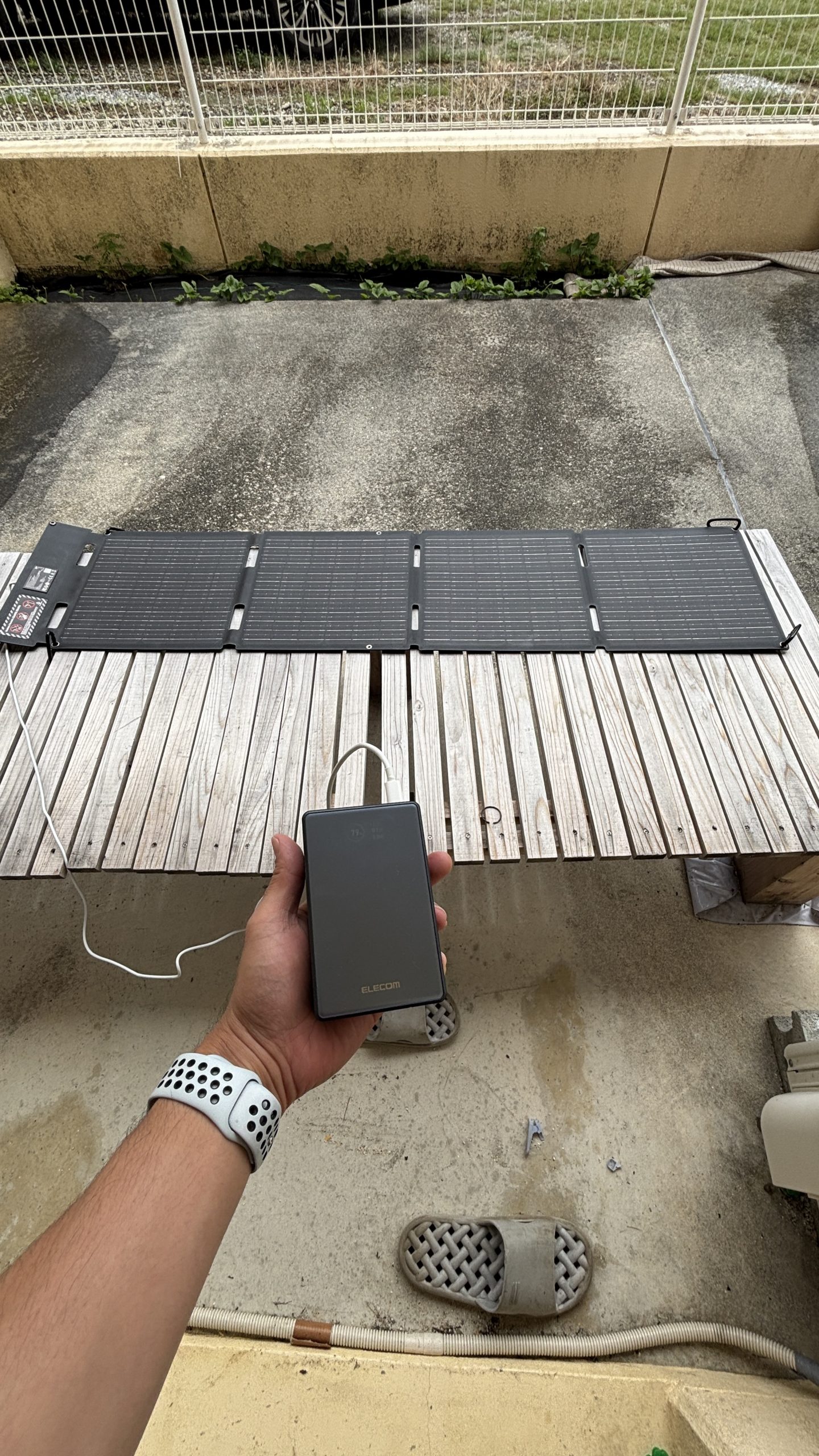 曇りの日にEcoFlow 60Wソーラーパネルからエレコムのモバイルバッテリーへ充電する様子
