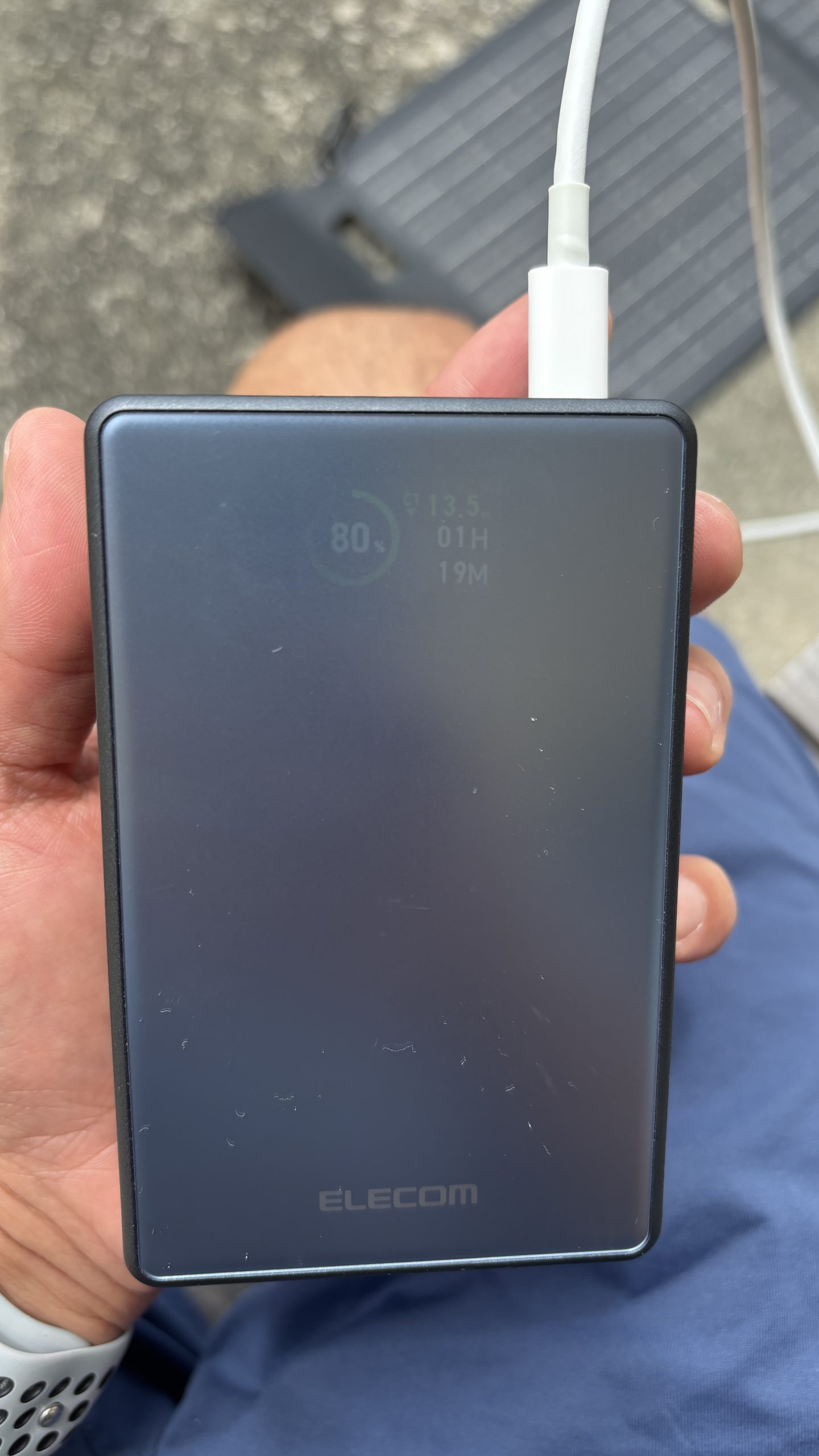 エレコムのモバイルバッテリーが11時36分に80％・13.5W入力を表示