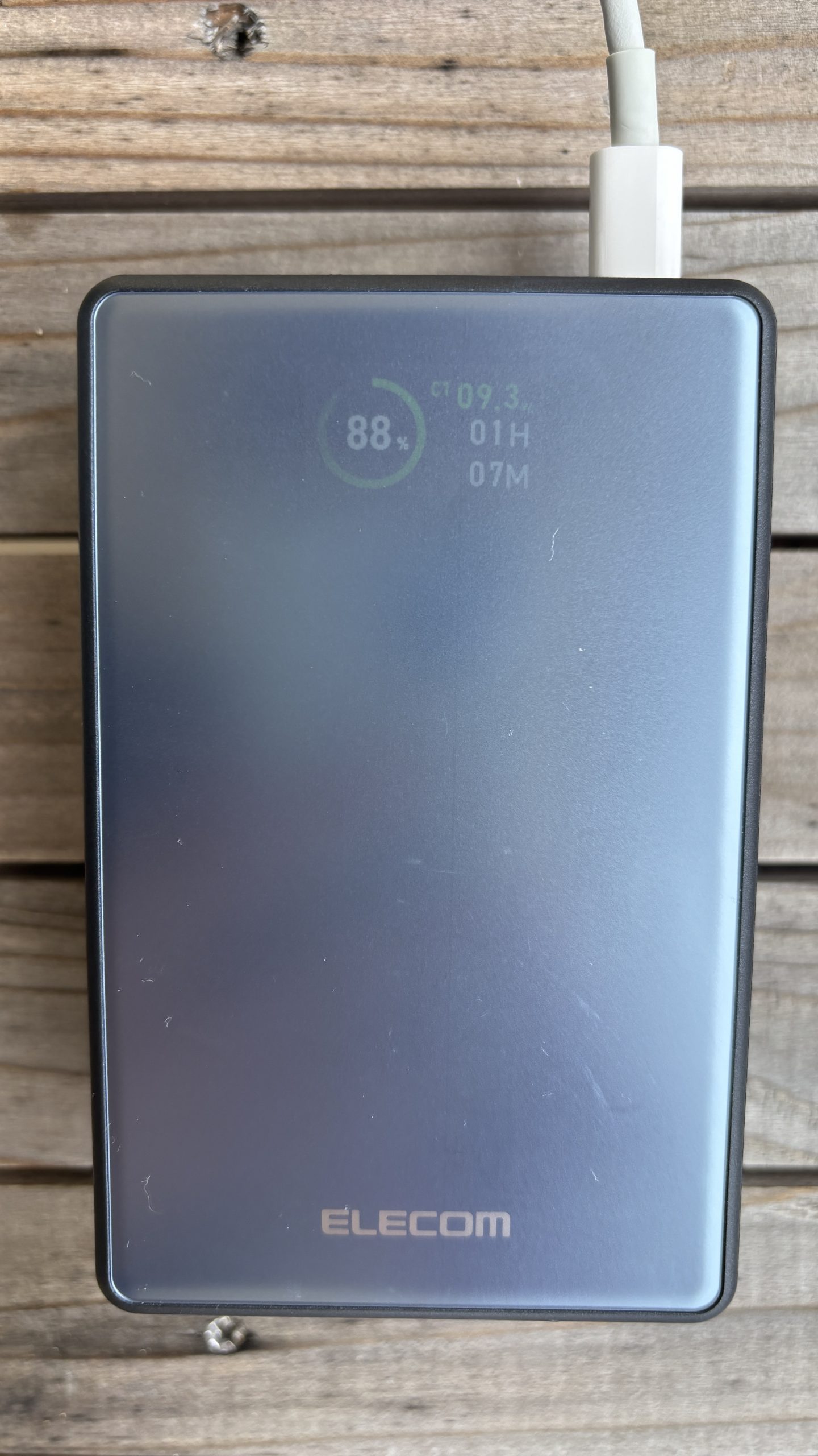 エレコムのモバイルバッテリーが12時14分に88％・9.3W入力を表示